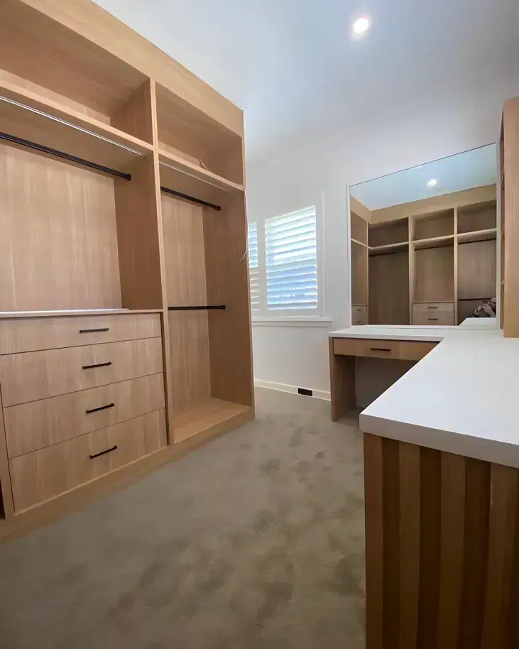 Walk Inwardrobe With Desk